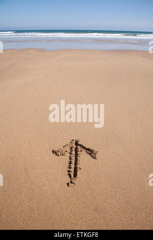 Pfeil auf braune Sandboden Ebbe Strand Meeresküste in Spanien Europa gezeichnet Stockfoto