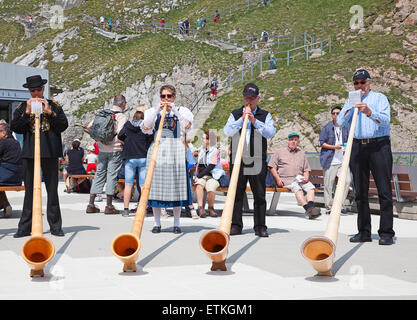 DEM PILATUS - 13 Juli: Nicht identifizierten Personen traditionelle Schweizer Musik mit Alphörnern auf 13. Juli 2013 auf der Oberseite Pilatu Stockfoto