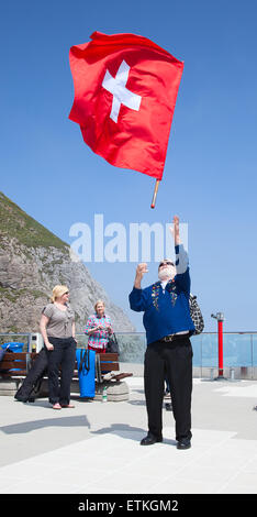 Berg PILATUS - 13 Juli: Unbekannter Mann zeigen traditionelle Schweizer "Flagge werfen" am 13. Juli 2013 auf der Oberseite Pilatus Stockfoto