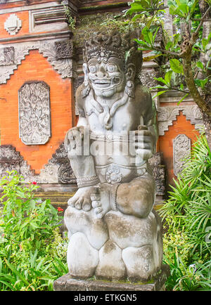 Traditionelle balinesische Skulptur in der Nähe von Eingang zum Tempel Stockfoto