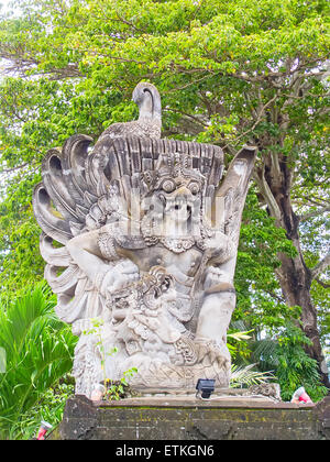 Traditionelle balinesische Skulptur in der Nähe von Eingang zum Tempel Stockfoto