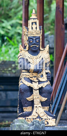 Traditionelle balinesische Skulptur in der Nähe von Eingang zum Tempel Stockfoto