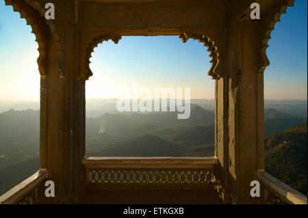 Blick auf den Hügeln rund um Udaipur aus der Monsun-Palast über der Stadt. Rajasthan, Indien Stockfoto