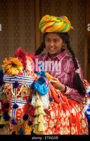 Indische Mädchen gekleidet mit Turban und posiert auf einem dekorativen Pferd, Jaipur, Rajasthan, Indien Stockfoto