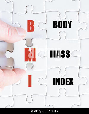 Hand eines Geschäftsmannes, die Vollendung des Puzzles mit das letzte fehlende Stück. Konzept-Bild der Abkürzung BMI als Body-Mass-Index Stockfoto