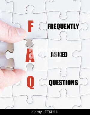 Hand eines Geschäftsmannes, die Vollendung des Puzzles mit das letzte fehlende Stück. Konzept-Bild des Business Abkürzung FAQ als Frequently Asked Questions Stockfoto