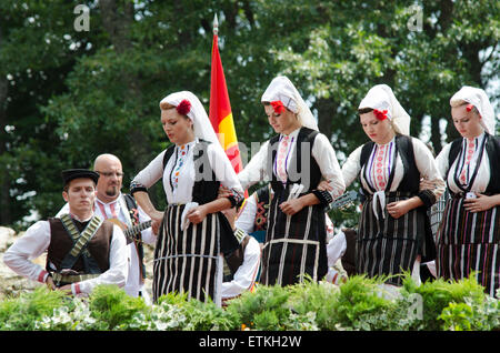 Mazedonische Folklore Ensemble Tanec am Tag der Republik in Meckin Kamen, Krusevo, R. Mazedonien am 2. August 2012 Stockfoto