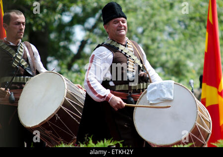 Mazedonische Folklore Ensemble Tanec am Tag der Republik in Meckin Kamen, Krusevo, R. Mazedonien am 2. August 2012 Stockfoto