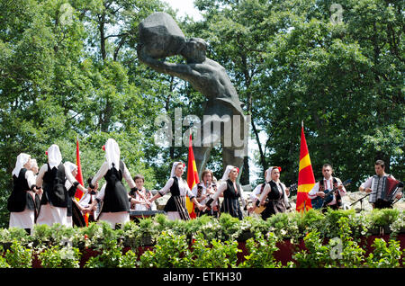 Mazedonische Folklore Ensemble Tanec am Tag der Republik in Meckin Kamen, Krusevo, R. Mazedonien am 2. August 2012 Stockfoto