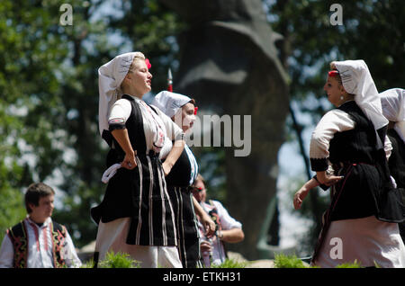 Mazedonische Folklore Ensemble Tanec am Tag der Republik in Meckin Kamen, Krusevo, R. Mazedonien am 2. August 2012 Stockfoto