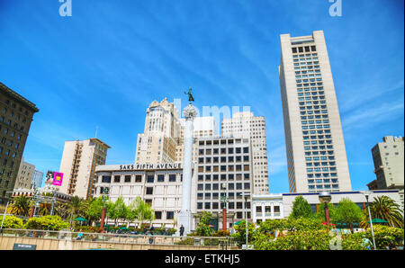 SAN FRANCISCO - APRIL 23: Union Square mit Touristen am 23. April 2014 in San Francisco, Kalifornien. Stockfoto