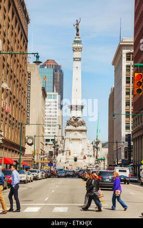 INDIANAPOLIS - APRIL 11: Downtown Indianapolis mit Matrosen und Soldaten-Denkmal am 11. April 2014 in Indianapolis, IN. Stockfoto