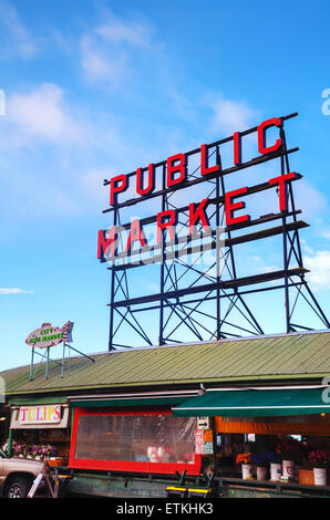 SEATTLE - 9. Mai: Berühmte Pike Place market Zeichen am 9. Mai 2014 in Seattle, WA. 1907 eröffnete der Markt. Stockfoto