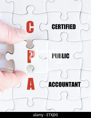 Hand eines Geschäftsmannes, die Vollendung des Puzzles mit das letzte fehlende Stück. Konzept-Bild des Business Abkürzung CPA als Certified Public Accountant Stockfoto