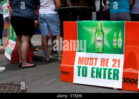 'Muss 21 eingeben' Zeichen vor der bar - USA Stockfoto