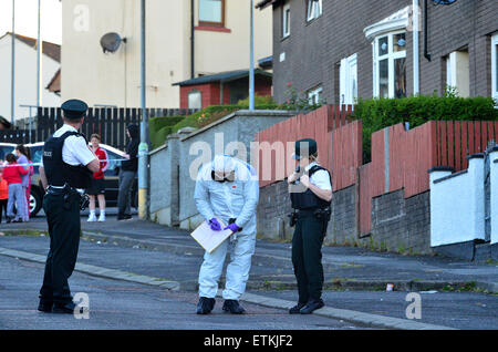 Londonderry, Nordirland – 14. Juni 2015. Polizei untersucht eine Schießerei heute Abend in der Creggan Immobilien in Londonderry. Ein Mann entkam unverletzt, nachdem bei ihm im Fanad Drive Schüsse fielen. Unbestätigte Berichte deuten darauf hin, dass das anvisierte Opfer in eine Waffe Angriff im örtlichen Pub vor kurzem ins Visier genommen hatte.  Bildnachweis: George Sweeney/Alamy Live-Nachrichten Stockfoto