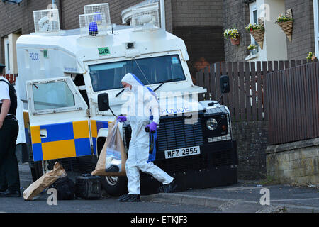 Londonderry, Nordirland – 14. Juni 2015. Polizei untersucht eine Schießerei heute Abend in der Creggan Immobilien in Londonderry. Ein Mann entkam unverletzt, nachdem bei ihm im Fanad Drive Schüsse fielen. Unbestätigte Berichte deuten darauf hin, dass das anvisierte Opfer in eine Waffe Angriff im örtlichen Pub vor kurzem ins Visier genommen hatte.  Bildnachweis: George Sweeney/Alamy Live-Nachrichten Stockfoto