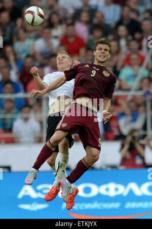 Moskau, Russland. 14. Juni 2015. Alexander Kokorin (R) der Russischen Föderation wetteifert mit Martin Hinteregger Österreichs während der UEFA Euro 2016 Fußball-Qualifikationsspiel in Moskau, Russland, 14. Juni 2015. Russland verloren 0-1. © Pavel Bednyakov/Xinhua/Alamy Live-Nachrichten Stockfoto