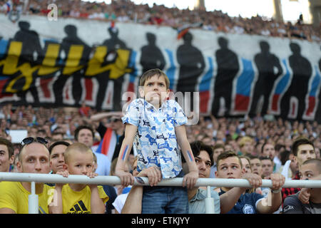 Moskau, Russland. 14. Juni 2015. Fans von Russland Uhr der UEFA Euro 2016 Qualifikation Fußball passen zwischen Russland und Österreich in Moskau, 14. Juni 2015. Russland verloren 0-1. © Pavel Bednyakov/Xinhua/Alamy Live-Nachrichten Stockfoto