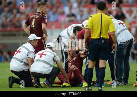 Moskau, Russland. 14. Juni 2015. Russlands Wassili Beresuzki wird während der UEFA Euro 2016 Fußball-Qualifikationsspiel zwischen Russland und Österreich in Moskau, 14. Juni 2015 verletzt. Russland verloren 0-1. © Pavel Bednyakov/Xinhua/Alamy Live-Nachrichten Stockfoto