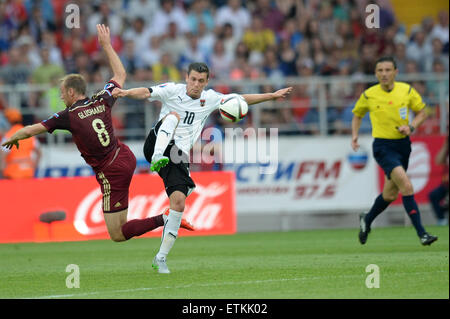 Moskau, Russland. 14. Juni 2015. Denis Glushakov (L) der Russischen Föderation wetteifert mit Zlatko Junuzovic Österreichs während der UEFA Euro 2016 Fußball-Qualifikationsspiel in Moskau, Russland, 14. Juni 2015. Russland verloren 0-1. © Pavel Bednyakov/Xinhua/Alamy Live-Nachrichten Stockfoto