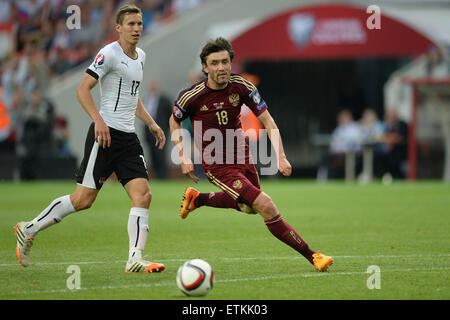 Moskau, Russland. 14. Juni 2015. Yury Zhirkov (R) der Russischen Föderation tritt während der UEFA Euro 2016 Fußball-Qualifikationsspiel gegen Österreich in Moskau, 14. Juni 2015. Russland verloren 0-1. © Pavel Bednyakov/Xinhua/Alamy Live-Nachrichten Stockfoto