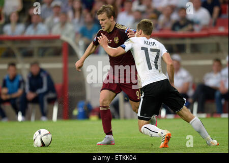 Moskau, Russland. 14. Juni 2015. Alexander Kokorin (L) der Russischen Föderation wetteifert mit Florian Klein von Österreich während der UEFA Euro 2016 Fußball-Qualifikationsspiel in Moskau, Russland, 14. Juni 2015. Russland verloren 0-1. © Pavel Bednyakov/Xinhua/Alamy Live-Nachrichten Stockfoto