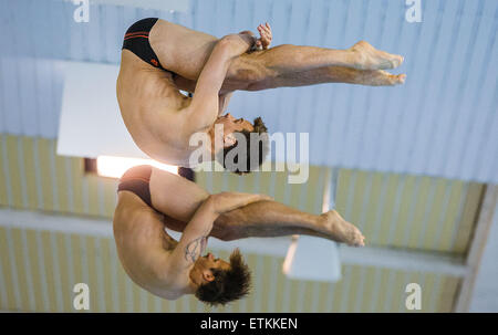 Rostock, Deutschland. 14. Juni 2015. Patrick Hausding (vorne) und Sascha Klein in Aktion während der Herren Plattform in Deutschland synchronisiert Wettbewerb bei den European Diving Championships in Rostock, Deutschland, 14. Juni 2015. Sie gewann den Wettbewerb. Foto: JENS Büttner/Dpa/Alamy Live News Stockfoto