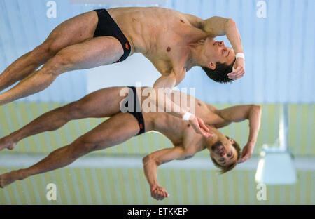 Rostock, Deutschland. 14. Juni 2015. Patrick Hausding (vorne) und Sascha Klein in Aktion während der Herren Plattform in Deutschland synchronisiert Wettbewerb bei den European Diving Championships in Rostock, Deutschland, 14. Juni 2015. Sie gewann den Wettbewerb. Foto: JENS Büttner/Dpa/Alamy Live News Stockfoto