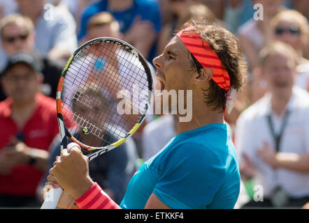 Stuttgart, Deutschland. 14. Juni 2015. Rafael Nadal aus Spanien feiert nach dem Sieg im Finale gegen Viktor Troicki Serbiens das ATP-Tennisturnier in Stuttgart, Deutschland, 14. Juni 2015. Foto: MARIJAN MURAT/Dpa/Alamy Live News Stockfoto