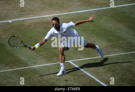 Stuttgart, Deutschland. 14. Juni 2015. Viktor Troicki Serbiens in Aktion während des Finales gegen Rafael Nadal Spanien bei der ATP-Tennisturnier in Stuttgart, Deutschland, 14. Juni 2015. Foto: MARIJAN MURAT/Dpa/Alamy Live News Stockfoto