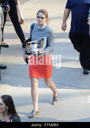 Glee Sterne Melissa Benoist gesichtet am Set von ihrem neuen pilot TV-Serie "Supergirl" Dreharbeiten in der Innenstadt von Los Angeles. Die Schauspielerin spielt die Rolle der Supergirl entlang Seite mit Calista Flockhart und Dean Cain.  Mitwirkende: Melissa Benoist Where: Los Angeles, California, Vereinigte Staaten von Amerika bei: Kredit-9. März 2015: Cousart/JFXimages/WENN.com Stockfoto