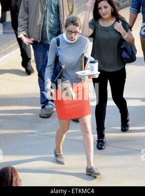 Glee Sterne Melissa Benoist gesichtet am Set von ihrem neuen pilot TV-Serie "Supergirl" Dreharbeiten in der Innenstadt von Los Angeles. Die Schauspielerin spielt die Rolle der Supergirl entlang Seite mit Calista Flockhart und Dean Cain.  Mitwirkende: Melissa Benoist Where: Los Angeles, California, Vereinigte Staaten von Amerika bei: Kredit-9. März 2015: Cousart/JFXimages/WENN.com Stockfoto