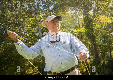 Lefty fliegen Kreh, US-amerikanischer Fischer demonstriert seine Wurftechniken in Timonium, Maryland, USA Stockfoto