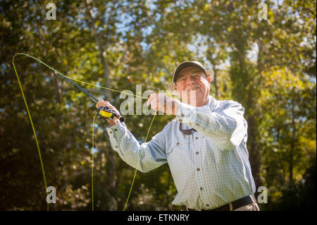 Lefty fliegen Kreh, US-amerikanischer Fischer demonstriert seine Wurftechniken in Timonium, Maryland, USA Stockfoto