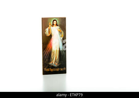 Isoliert auf weißem Hintergrund, ein Symbol mit dem Bild des Barmherzigen Jesus: die Übersetzung des italienischen Schreibens auf Unterseite ist Jesus, ich vertraue auf dich Stockfoto