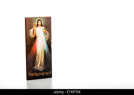 Isoliert auf weißem Hintergrund, ein Symbol mit dem Bild des Barmherzigen Jesus: die Übersetzung des italienischen Schreibens auf Unterseite ist Jesus, ich vertraue auf dich Stockfoto