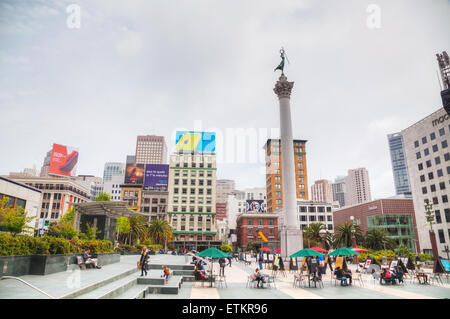 SAN FRANCISCO - 24 APRIL: Union Square mit Touristen am 24. April 2014 in San Francisco, Kalifornien. Stockfoto