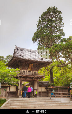 SAN FRANCISCO - 24 APRIL: Pagode am Japanese Tea Garden mit Touristen am 24. April 2014 in San Francisco, Kalifornien. Stockfoto