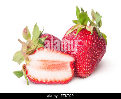 Zwei frisch ganze und halbe Erdbeeren auf weißem Hintergrund isoliert Stockfoto