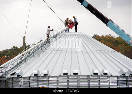 Bauernmarkt Einrichtung Stahl Getreidesilo für Ernte in Dalmatien, Pennsylvania, USA Stockfoto