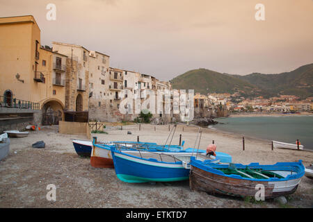 Sonnenaufgang in Cefalù, Sizilien, Italien. Es ist ein attraktiver Ferienort für historische Stadt und Meer. Stockfoto