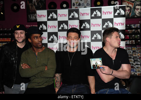 Blaue Zeichen Kopien ihres neuen Albums "Farben" bei HMV Birmingham mit: blau, Antony Costa, Simon Webbe, Duncan James, Lee Ryan Where: Birmingham, Vereinigtes Königreich bei: Kredit-10. März 2015: Anthony Stanley/WENN.com Stockfoto