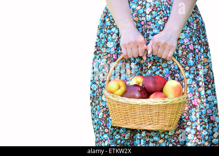 Eine Frau mit einem Korb der Frucht auf weißem Hintergrund Stockfoto