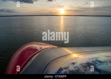 Nase von Wasserflugzeug während des Fluges über Wasser bei Sonnenuntergang im Südosten der USA Stockfoto