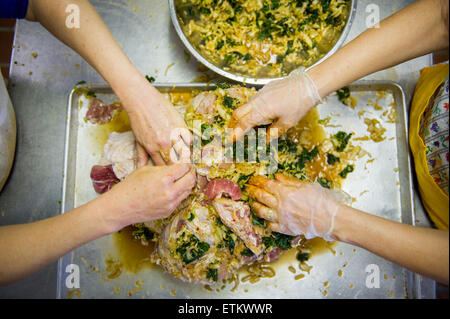 Menschen, die Füllung Schinken in St Mary's County Maryland, USA Stockfoto