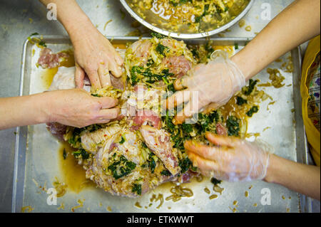 Menschen, die Füllung Schinken in St Mary's County Maryland, USA Stockfoto