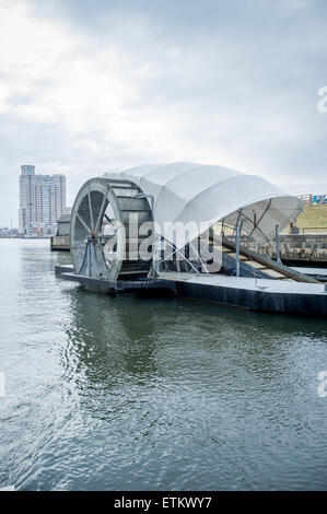 Solar Powered Wasserrad Trash-Abfangjäger im Hafen von Baltimore, Maryland, USA, erfunden von John Kellet. Stockfoto