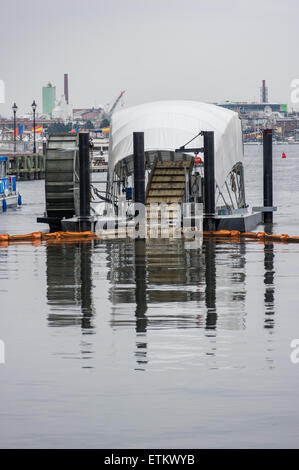 Solar Powered Wasserrad Trash-Abfangjäger im Hafen von Baltimore, Maryland, USA, erfunden von John Kellet. Stockfoto