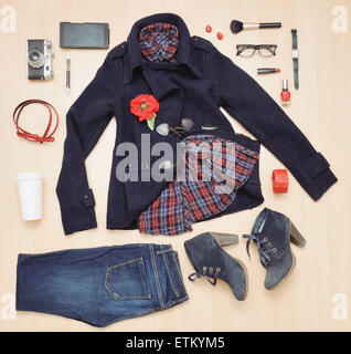 stilvolle Mode Set von Kleidung und Accessoires für den Herbst, Modekonzept Stockfoto